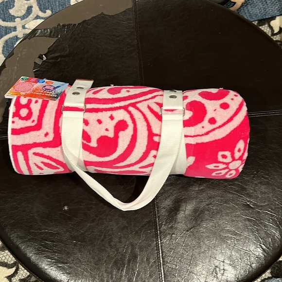 Jumbo Size Beach Towel for 2, available in 2 different colors - Picture 2 of 9